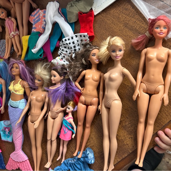 38 piece Lot Barbie Doll Mermaid tutti Color Beach Ken +rare skatemates dress 38 piece Lot Barbie Doll Mermaid tutti Color Beach Ken +rare skatemates dress